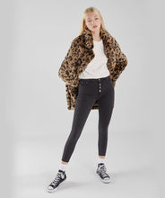 Load image into Gallery viewer, Mom fit jeans